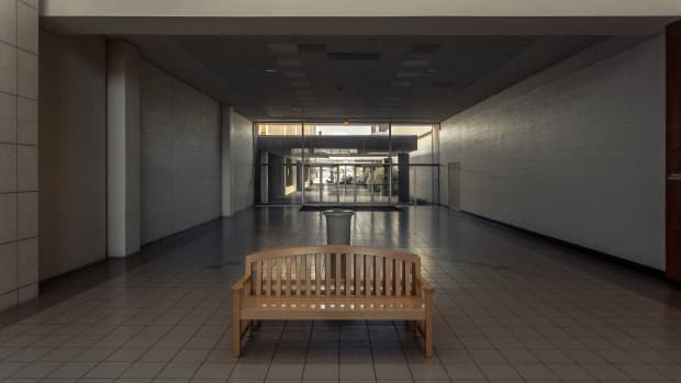 空荡荡的走廊在一个商场晚上板凳。