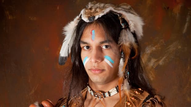 肖像的印第安人传统服饰穿着鹰的羽毛,郊狼的毛皮,珠子